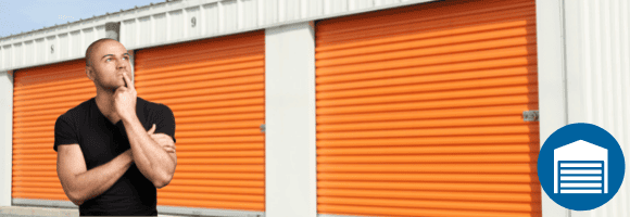 Nadekende man staat voor garageboxen